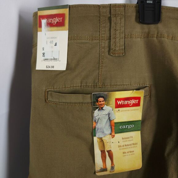 NWT Wrangler Men's 46 Tan Relaxed Fit Knee Length Tech Pocket Shorts - Picture 3 of 8